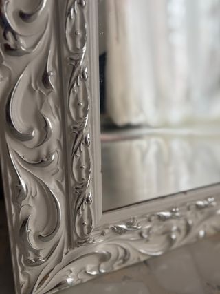 Specchio con cornice decorata