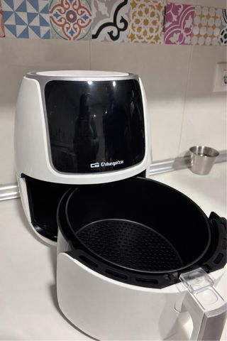 Freidora de aire Orbegozo blanca