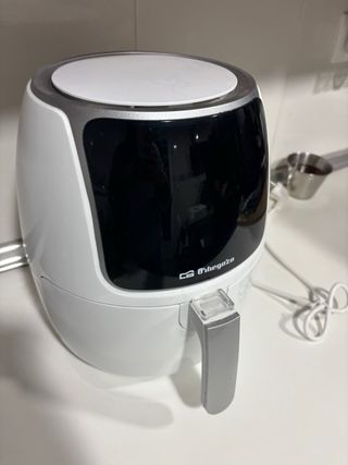 Freidora de aire Orbegozo blanca