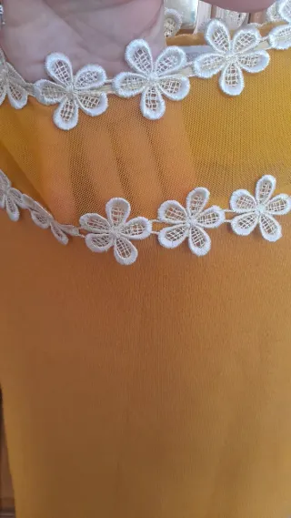 Jersey con encaje floral color mostaza