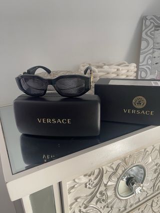 Gafas de sol Versace negras y doradas
