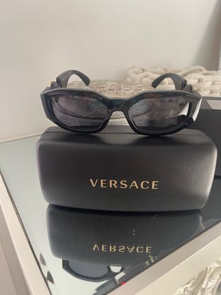Gafas de sol Versace negras y doradas