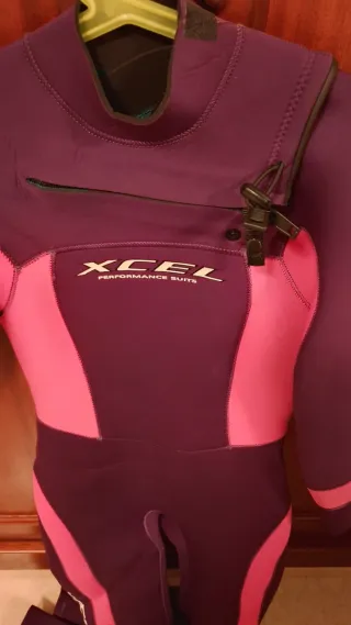 Traje de neopreno Xcel morado y rosa