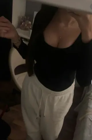 Top negro escote pronunciado