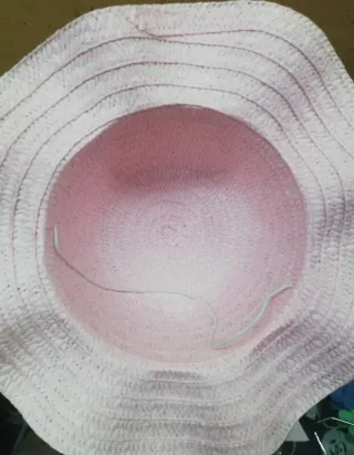 Sombrero de niña con flor y pompones