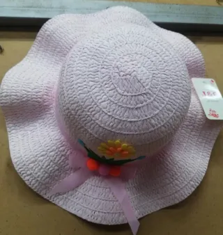 Sombrero de niña con flor y pompones
