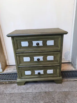Comodino in legno verde e bianco
