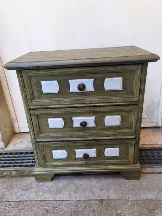 Comodino in legno verde e bianco