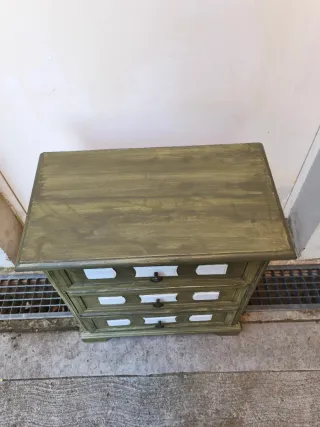 Comodino in legno verde e bianco
