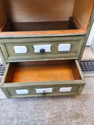 Comodino in legno verde e bianco