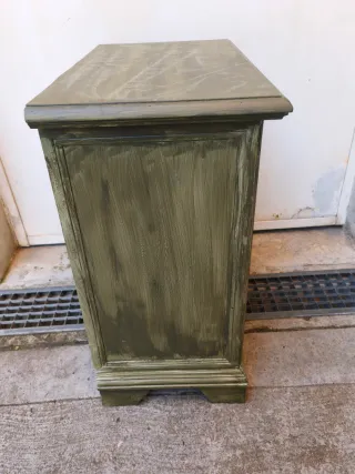 Comodino in legno verde e bianco