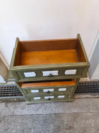 Comodino in legno verde e bianco