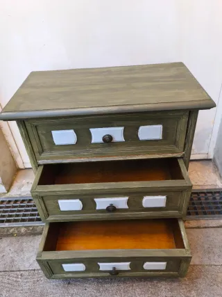 Comodino in legno verde e bianco