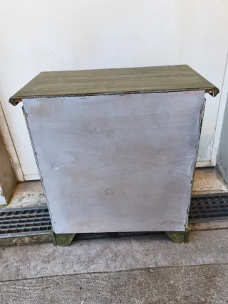 Comodino in legno verde e bianco