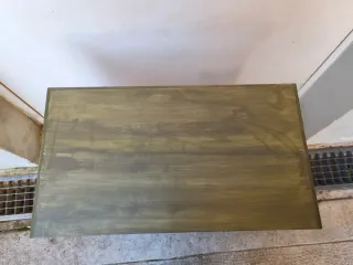 Comodino in legno verde e bianco