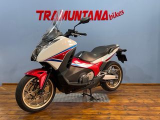 Honda Integra Roja y Blanca Automática