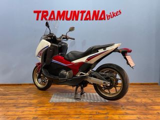 Honda Integra Roja y Blanca Automática