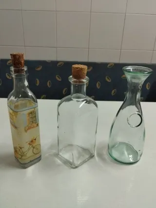 Jarras y botellitas de cristal con corcho