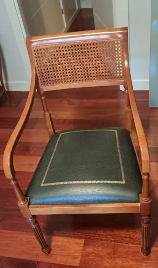 2 Sillas de madera con brazos y asiento de piel