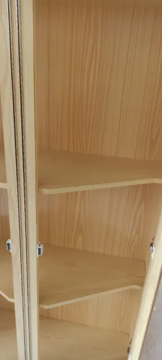 Vitrina de cristal y madera