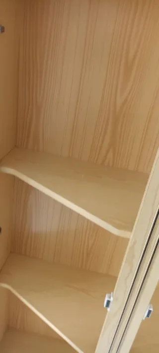 Vitrina de cristal y madera