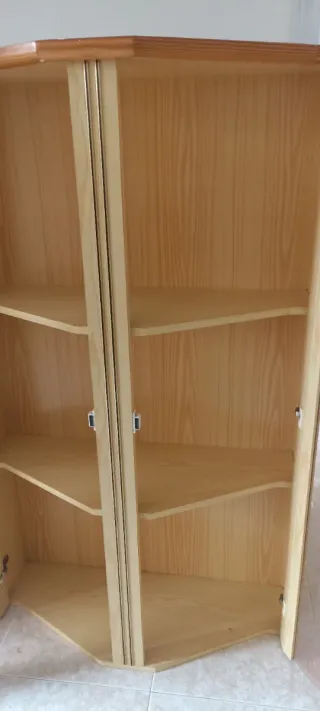 Vitrina de cristal y madera