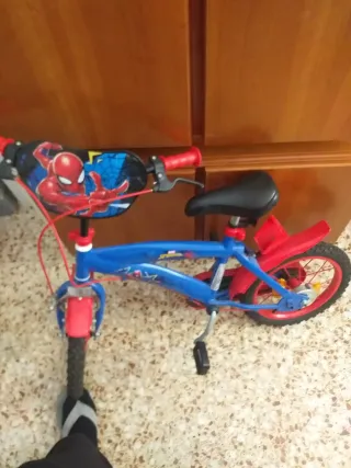 Cochecito infantil rojo