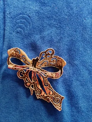 Broche Lazo Dorado con Cristales Azules