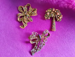 Broche Lazo Dorado con Cristales Azules