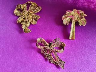 Broche Lazo Dorado con Cristales Azules