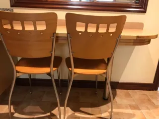 Dos sillas de madera y metal