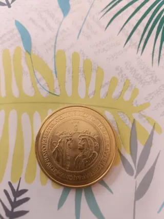 Gran Moneda antigua con retratos y leyenda .