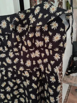 Vestido negro con estampado floral