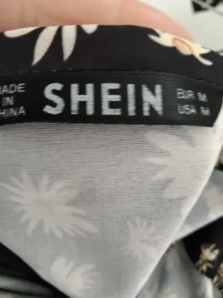 Vestido negro con estampado floral