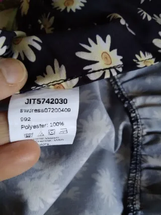 Vestido negro con estampado floral