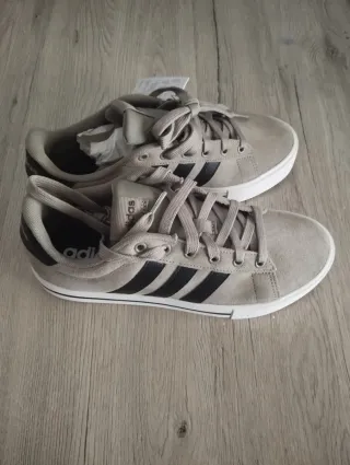 Zapatillas Adidas Grises y Negras