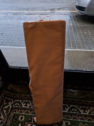 Tela beige/naranja enrollada