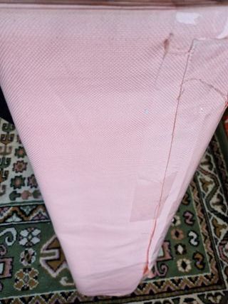 Tela beige/naranja enrollada