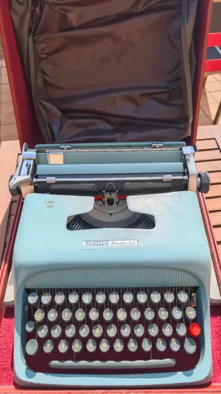 Máquina de escribir Olivetti Studio 44