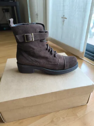 Botas de serraje marrones