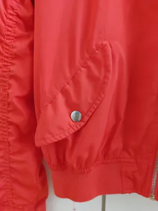 Bomber anaranjada Bershka. Talla S