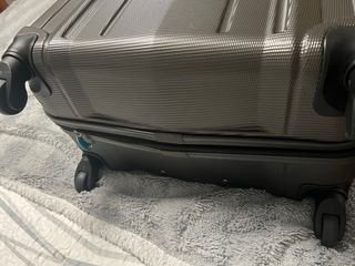 Maleta gris de viaje