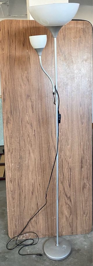 Lámpara de pie alta gris y blanca