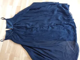 Vestido negro corto con cadenas