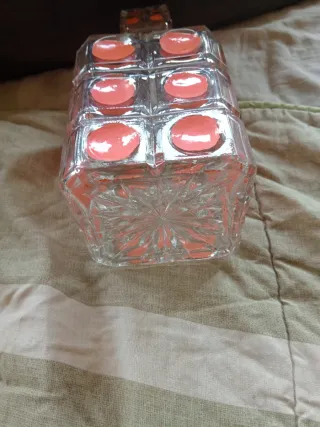 Botella de vidrio decorada con puntos rojos