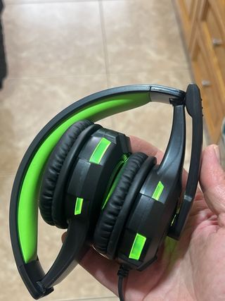 Cascos gaming negros y verdes con micrófono