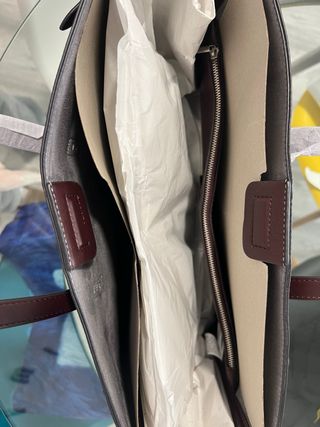 Bolso de mano marrón y morado