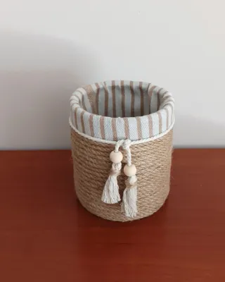 Cesta artesanal y utensilios de cocina de madera