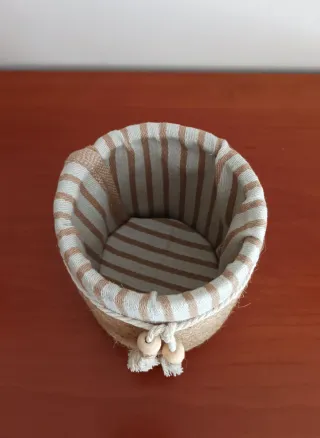 Cesta artesanal y utensilios de cocina de madera