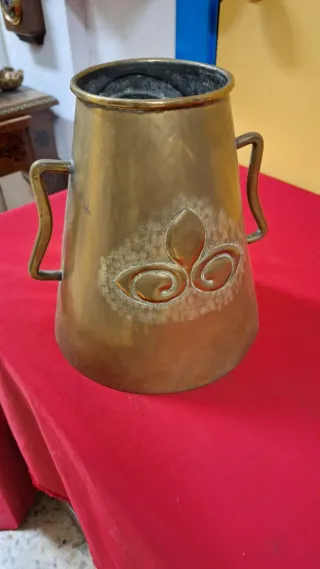 Sello/jarra  antiguo de latón con escudo